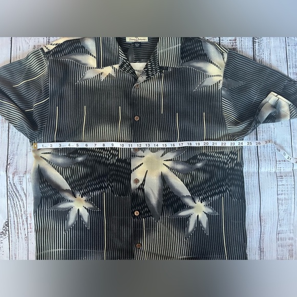 Tommy Bahama 100% silk button down shirt black green  palm striped Lg - Picture 8 of 10